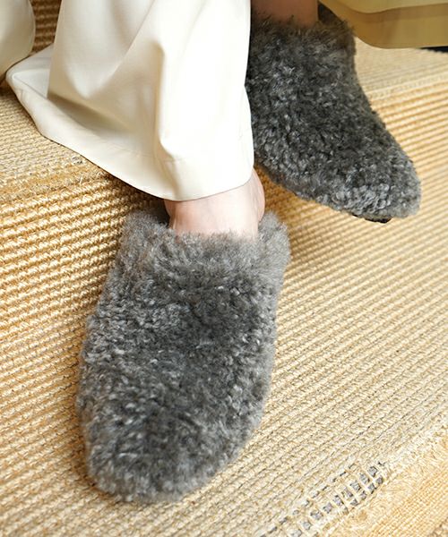 ＜HYKE＞FAUX SHEARLING WEDGE PUMPS