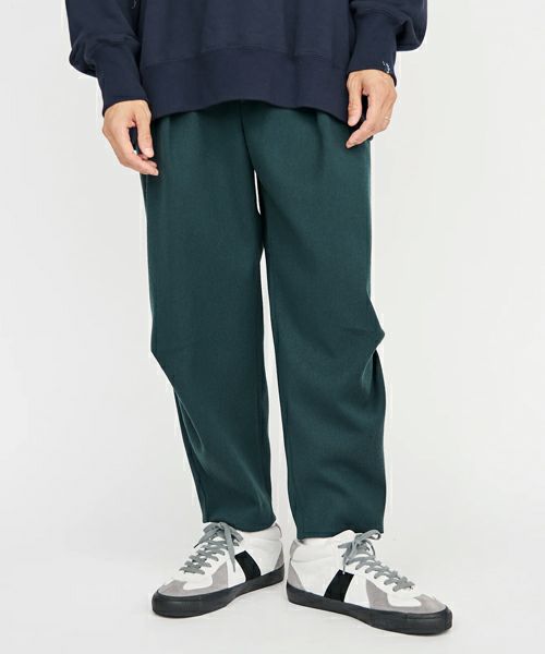 ＜Graphpaper＞Back Twill Satin Cross Tuck Tapered Trousers(GU233-70165)