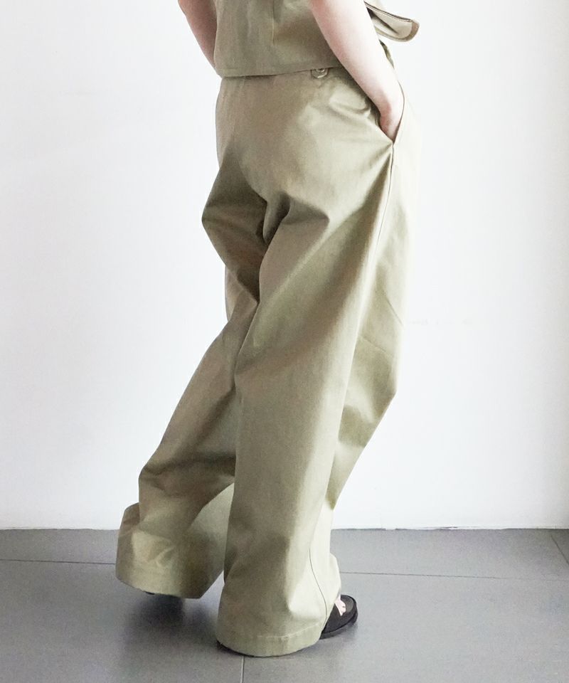 フミカウチダ UNIFORM WEAPON 2-TUCK PANTS FUMIKA UCHIDA： UNIFORM WEAPON 2-TUCK PANTS - KHAKIBEIGE