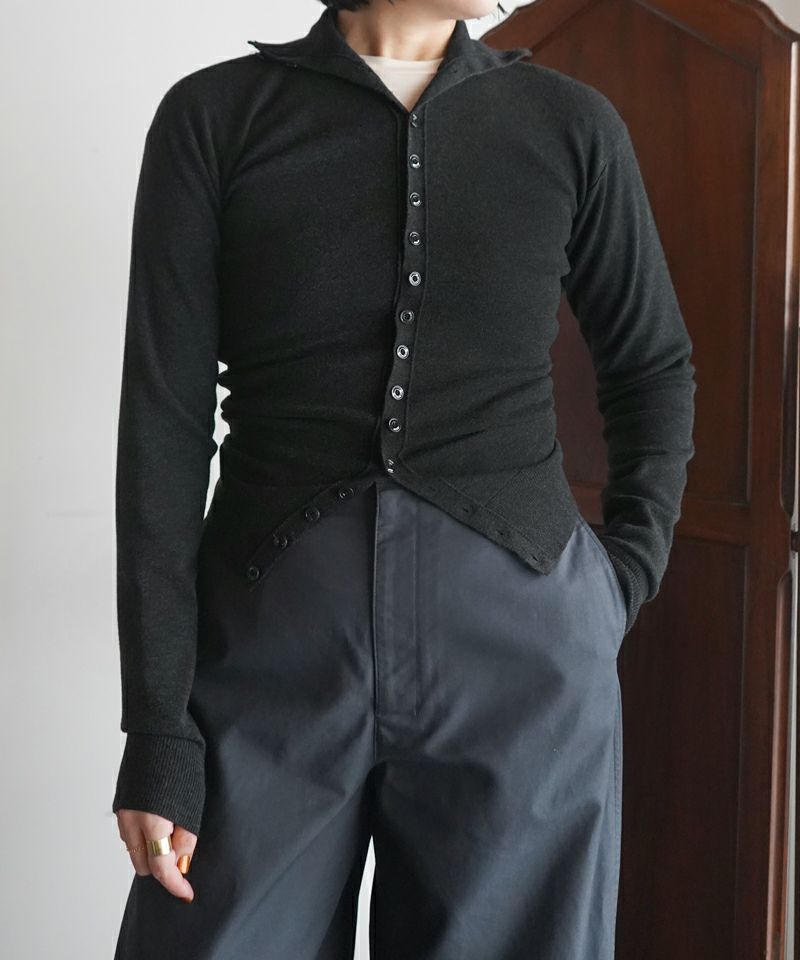 BUTTONED FITTED CARDIGAN